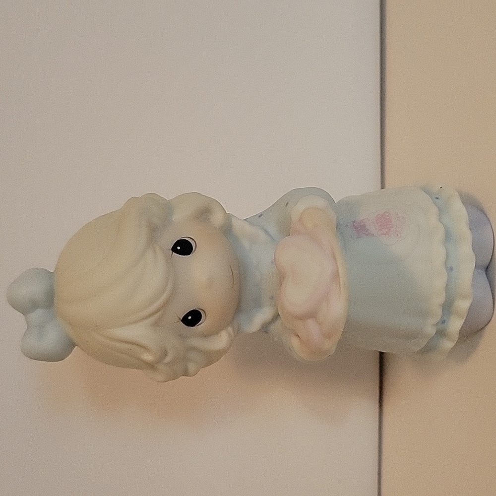 Precious Moments figurine "You're the sweetest cookie in the batch".